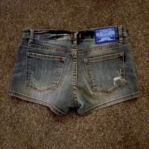 Low rise jeansshorts💋 - Säljer dessa jättesnygga låga jeansshorts! Dom är tyvärr för små för mig (därför finns det inga blider med dom på)💋Shortsen är i jättebra skick! Skriv för mer information/frågor/bilder💋