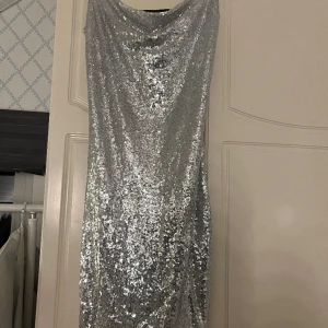 Klänning  - Paljettklänning från Vero Moda i storlek M. Den är aldrig använd🤍