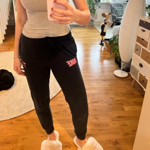Nike mjukisbyxor - Nike mjukisbyxor med rosa detaljer. Är 175 för referens💗