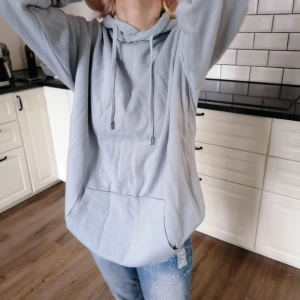 Oversized hoodie - Super mysig oversized Hoodie so inte används, inga tecken på användningar och passar många storlekar beroende på hur man vill att den ska sitta✨ Skriv om frågor 💕 