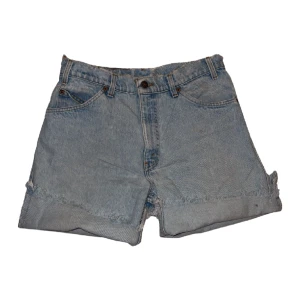 Jeansshorts - Blekta vintage Levi shorts, köpta second hand så skavanker finns, se bilder. Snyggt slitna och passar 36-38 ish.  Fler bilder finns! 