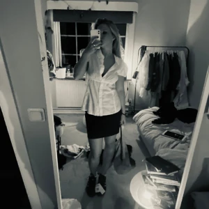 Vit så söt topp - Kvinnlig och proper topp, så sött men kommer ej till användning 