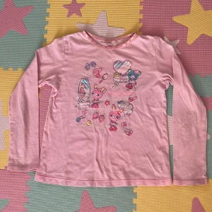 Rosa mezzo piano topp (140 cm) - Säljer för sm att jag jag tröttnat på den och det inte är min stil längre. Använd ett par gånger. Den har någon fläck som går bort i tvätten. (Knappt synlig vid tillfället). Kontakta om du har frågor, köp är på!