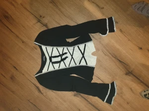 Tröja med utsvängda ärmar🫂 - Tröja med utsvängda ärmar, korsett liknande och spets detaljer. Storlek 14 som jag tror motsvarar storlek M men tror den skulle funka på S-L beroende på passform💕 (Den är aldrig använd och har lapparna kvar)