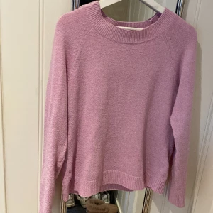 Doffy Vero Moda - Säljer nu min fina rosa stickade tröja som är köpt här på Plick, 