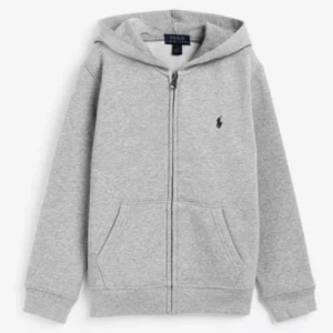 Ralph lauren kofta - Grå Ralph lauren kofta som är köpt i usa, äldre modell med cirka 5 år men har inga defekter, endast lite sliten av användning genom åren. Hör gärna av för bilder!