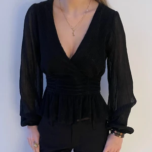 Glittrig topp med prislapp kvar - Säljer superfin topp från Gina Tricot. Köpt för 399kr och har prislapp kvar. Storlek XS