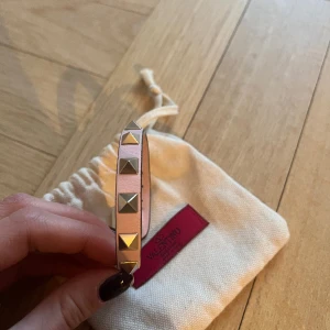 Valentino armband  - Så söt ljusrosa färg, använt typ 1 gång så nyskick 