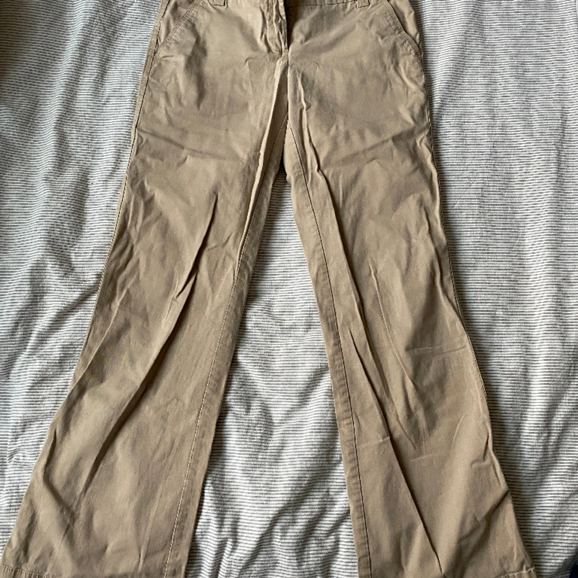 Lågmidjade beiga chinos