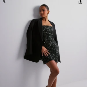 Glittrig nyårsklänning -  Glittrande nyårsklänning aldrig använd, köpt nyss men tog bort prislappen. Jättefin! Köp  Glittrig klänning, postar idag! Passar även s!