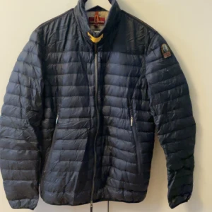 Parajumpers jacka - Väl använd mörkblå P.J.S jacka som är ganska sliten och har sina defekter (dm för fler bilder). Inte använd på 1-2 år