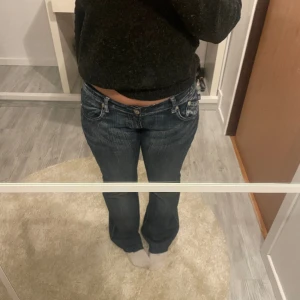 Victoria Beckham jeans  - Blå lågmidjade Victoria Beckham jeans. Avklippa längs ner.