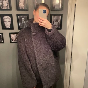 Jacka - Så fin jacka, men beställde i fel storlek och kan inte längre returnera till NA-KD. Storlek 40 och helt oanvänd. Kragen går att ha såsom på bilden, men dessutom nerknäppt! Ord pris 999kr💓