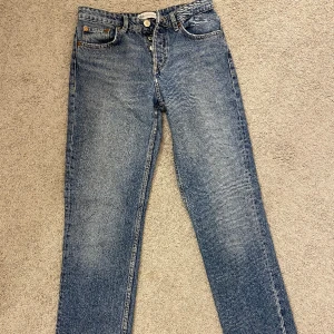 Mid Waist jeans  - Blåa mid waist jeans ifrån Zara. Köpta på plick för ett tag sedan, inte använda av mig så många gånger efter det. 
