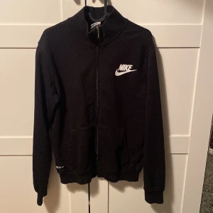 Zip up  - Svart Nike tröja, bra skick, inga tecken på användning, storlek M 