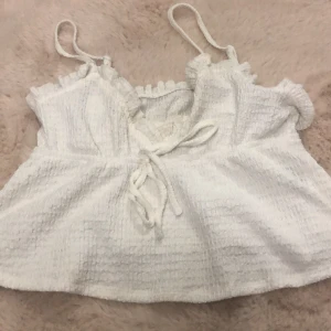 En vit fin sommar topp  - En vit topp, framsida Knut,veckad remsa. Original pris 99 får för 60kr!!✨