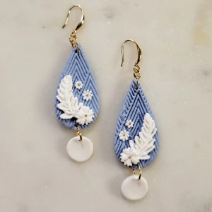 Handgjorda örhängen  - Superfina örhängen i polymerlera :)  Själva hängen är i rostfritt stål och pläterat i guld, nickelfria!  Går att byta till plast eller clips om så önskas!