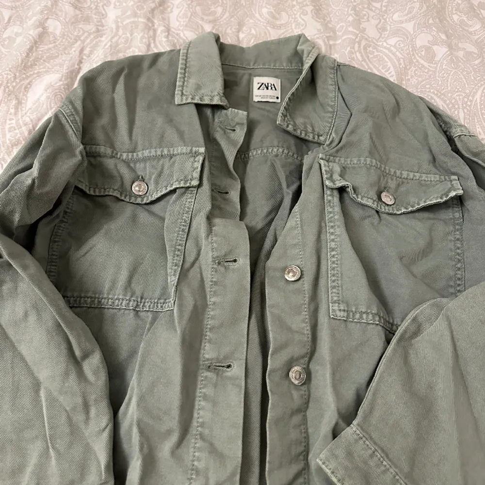 En grön jeans jacka från Zara i stl XS. Jackor.