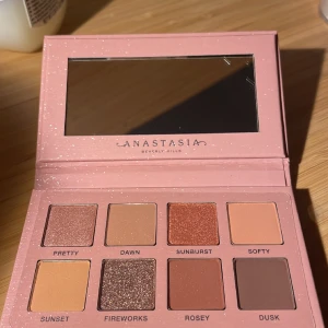 Anastasia Beverly Hills ögonskuggs pallet - Säljer en helt oanvänd Anastasia ögonskuggs palett(plasten är kvar).Nypris är runt 375 kr. Jag söker runt 100kr för den om du har ett annat pris eller vill ha fler bilder kontakta gärna mig❤️