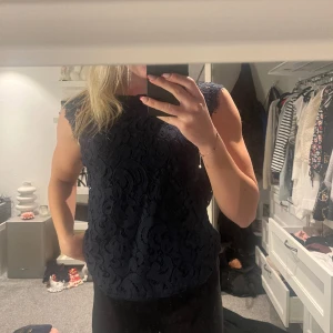 Topp - Marinblå topp från Lindex. Fint skick. Säljs på grund av för liten.