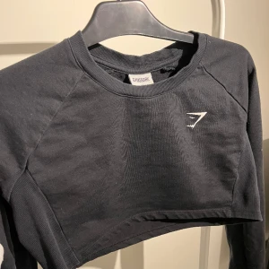 Träningströja från Gymshark  - Jättefin träningströja från Gymshark. Den är croppad och sitter vekeligen smickrande. Säljer vidare då den har blivit lite för liten för mig. Skriv vid frågor❤️