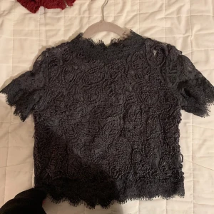 Spets toppar - 3 st  - Jättefina på och alla är storlek s! Alla för 125 kr!  Använd gärna köp nu!