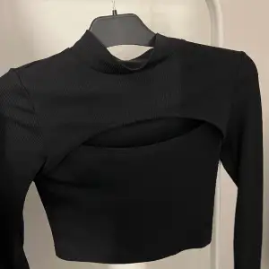 Jättefin svart tröja med liten krage. Säljer då den inte kommer till användning. Skriv vid frågor❤️