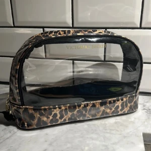 Victoria’s Secret necessär - Leopardmönster/genomskinlig, 28x18 cm. I jättefint skick! Praktisk o enkel att torka av. 