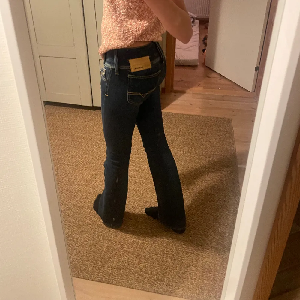 Ett par så snygga disel jeans som tyvärr är lite försmå för mig, köpta seckondhand med prislappar för några månader sen, så i väldigt bra skick. knapparna på insidan gått av men det är inget som syns Midjemått  över: 34cm Innerbenslängd: 82cm bilder finns. Jeans & Byxor.