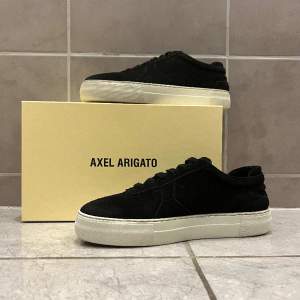Axel Arigato’s. Stiliga skor i använt skick. Orginalbox medföljer✅ Skriv i DM vid övriga frågor📝