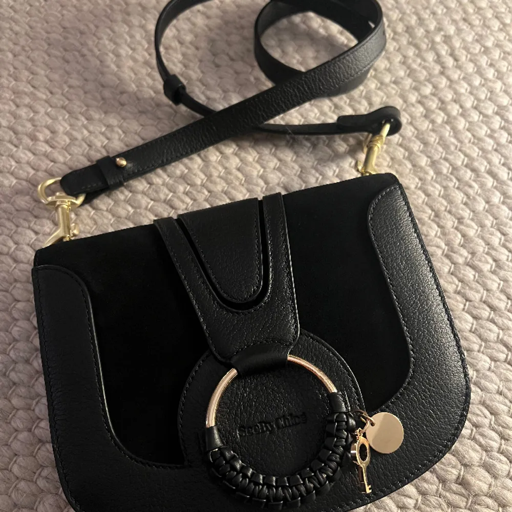 Shoulder bag Hana Suede Helt oanvänd väska från SeeBy Chloé.  Priset kan diskuteras vid snabb affär, nypris 5600kr. . Accessoarer.