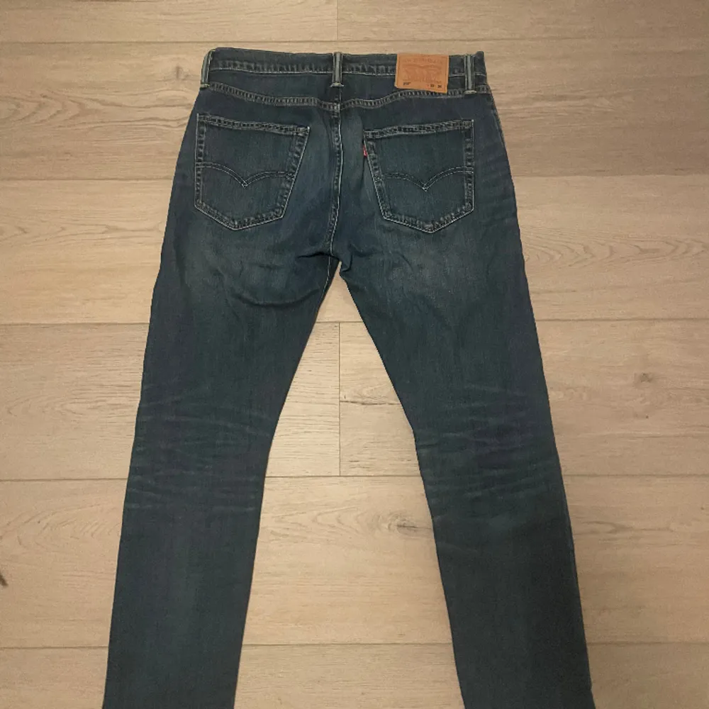 Säljer dessa Levis jeansen, eftersom de inte kommer till användning . Jeans & Byxor.