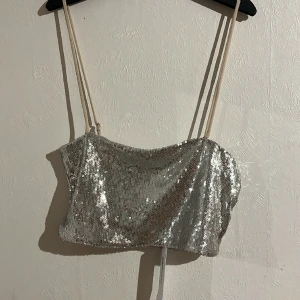 Glittrig topp - Jättefin glittrig topp, helt oanvänd endast testat med lappen fortfarande på. Säljer nu för den inte används 