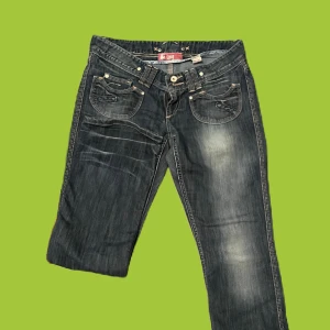 Låg midjade jeans  - Låg midjade jeans  38cm midja  grå blå i färgen  