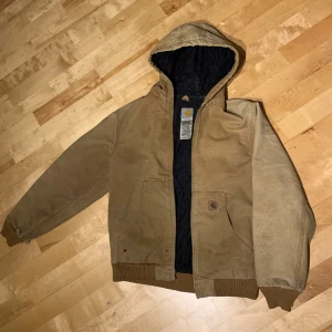 Carhartt active work jacket - Carhartt active work jacket från 2000-talet. Ganska sliten och dragskedjan är trasig. Tror det är barn strl xxl men den sitter som en vanlig s. 