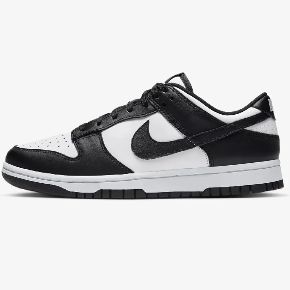 Säljer dessa Nike dunk pandas då jag vill köpa andra skor. Köpta för två månader sedan. Storlek 39 men passar även 40.. Skor.