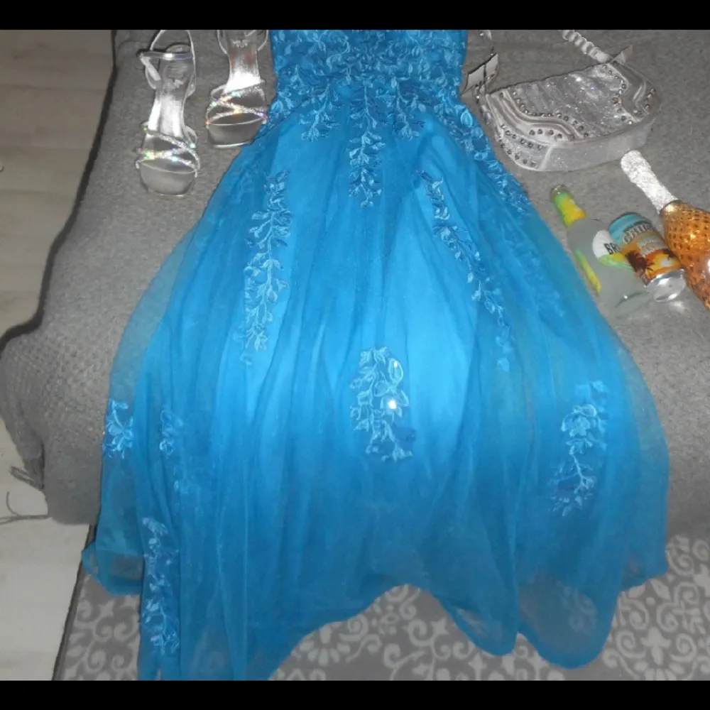 Balklänning från JJ,s House. Köpt för 2500. OBS; klänningen är blå. Använd vid ett tillfälle på bal. Skriv gärna för fler bilder. Ser ut som ny! Passar s och m då det är knytning bak som går att justera.. Klänningar.