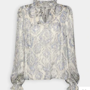 Blus - Skit snygg blus köpt för ca 500kr på zalando Använd två gånger! Inga defekter passar xs-s