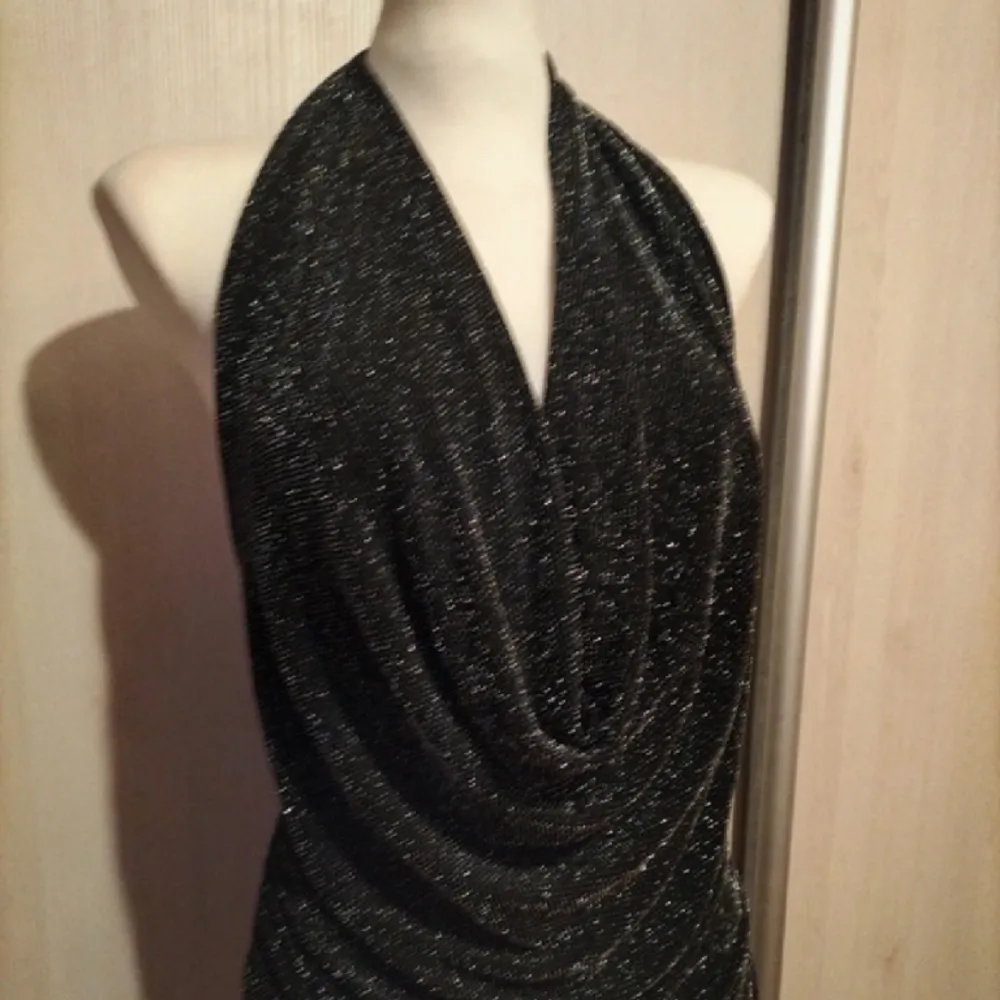 Beautiful sparkly dress, perfect for NYE. Stretchy material so could fit S. ✨ Selling, not my style. . Klänningar.