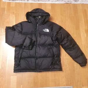 The North Face nuptse svart puffer jacka - Säljer Svart TNF puffer jacka. Storlek M  Nypris 3990kr Skriv om frågor, kan diskutera pris vid snabb affär. Kan frakta eller mötas upp. 