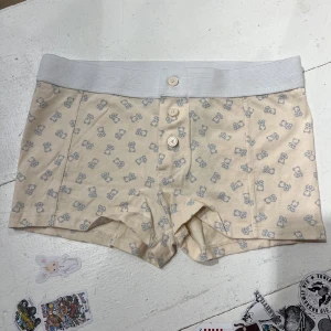 Brandy Melville shorts - Supersöta små pyjamasshorts från Brandy Melville med ljusblått nallemönster, mjuka och stretchiga🩵🧸 Nypris 165 kr, helt oanvända! Onesize men små, passar nog XXS-S. Skriv vid funderingar och kolla in mina andra annonser💓