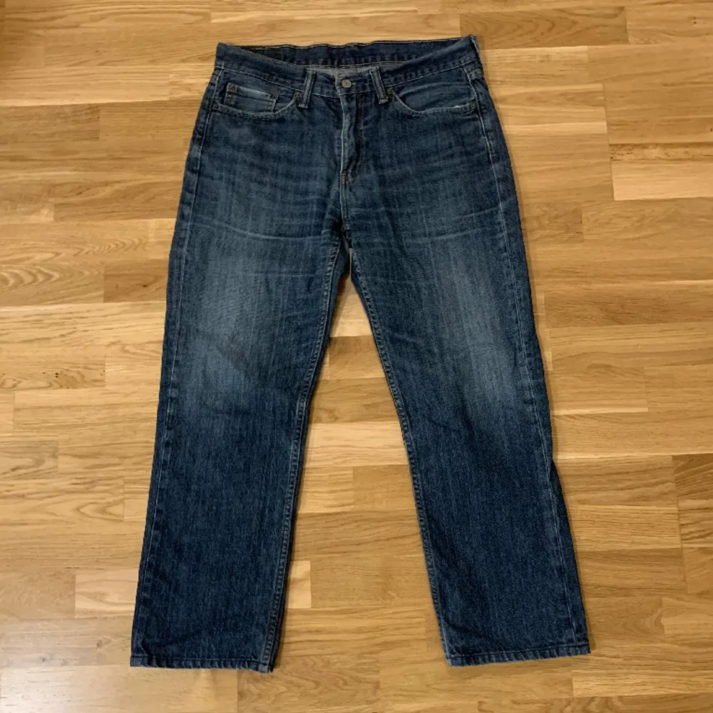 Snygga levis jeans 💙helt ok skick, pytteliten slitning där bak som knappt syns ( sista bilden ) kom privat för närmare bild ☺️ Är 161 cm 💓. Jeans & Byxor.