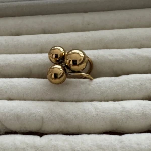 Guld pläterad ring  - Ringarna är guldpläterade och silver pläterad .De är även justerbara vilket innebär att de passar alla! Skötselråd och putsduk medföljer! Skriv för specifika bilder och pris då vissa är billigare än andra! Kontakta vid intresse av köp! 💓