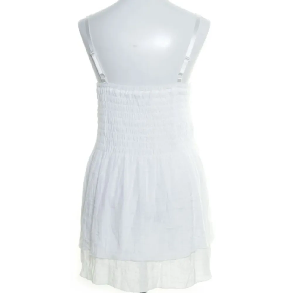 Sötaste vita klänningen! Passar perfekt till skolaavslutning eller sommardagar! Älskar! 🤎🤎🤎🤎🤎🤎. Klänningar.