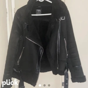 Zara jacka - En superfin zara jacka som jag köpte förra vintern. Bilden är lånad så om ni vill ha bättre bilder så får ni skriva privat 