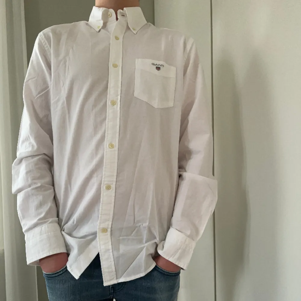 Gant Oxford skjorta regular som bara är provad. Helt ny Gantskjorta, så klart äkta✅  skick 🤩10/10🤩 storlek 37-38 som är S passar 170-180 modellen är 180. Skjortor.