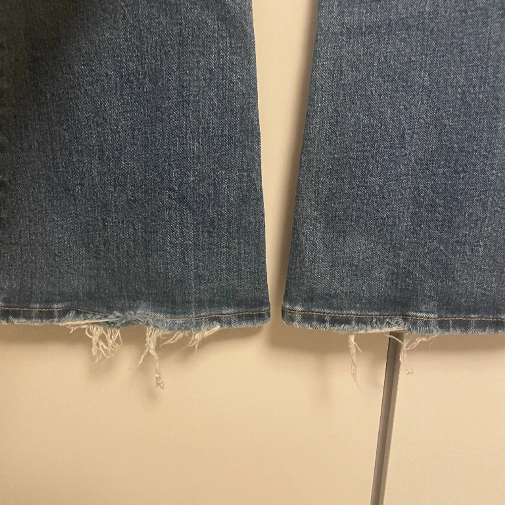 Jag säljer dessa skitsnygga jeansen från Zara😍⭐️De är tighta upptill och väldigt utsvängda. Tyvärr har en av hällorna gått sönder 🥰🙌. Jeans & Byxor.