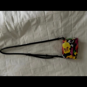 desigual crossbody bag - never used floral desigual bag. removeable and customizable strap. 2 pockets inside and one zipperable pocket on the back