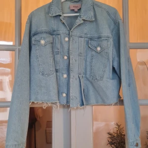 Elsa Hosk x Bikbok - Oversized Ljus jeansjacka med detaljrika knappar från sammarbetet mellan Elsa Hosk & Bikbok.  Använt skick. 