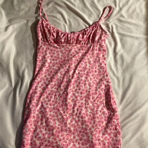 Söt klänning - Söt blommig klänning 🫶